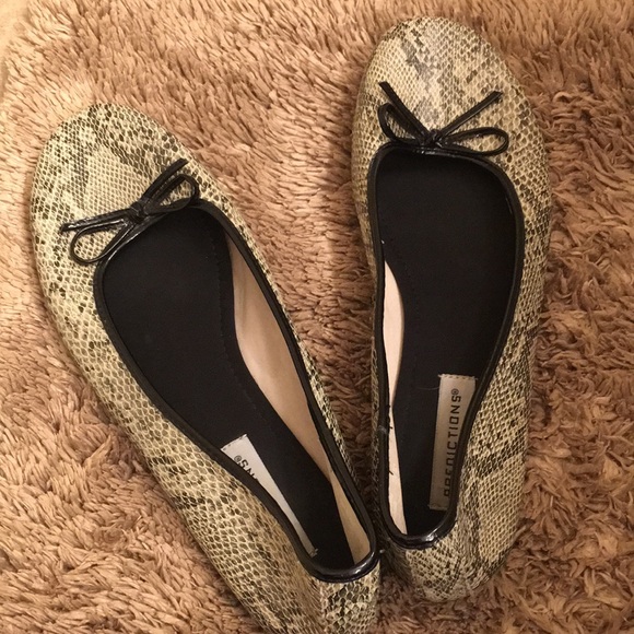 Predictions Shoes - 🖤EUC Faux Snake Skin Black Bow Flats!